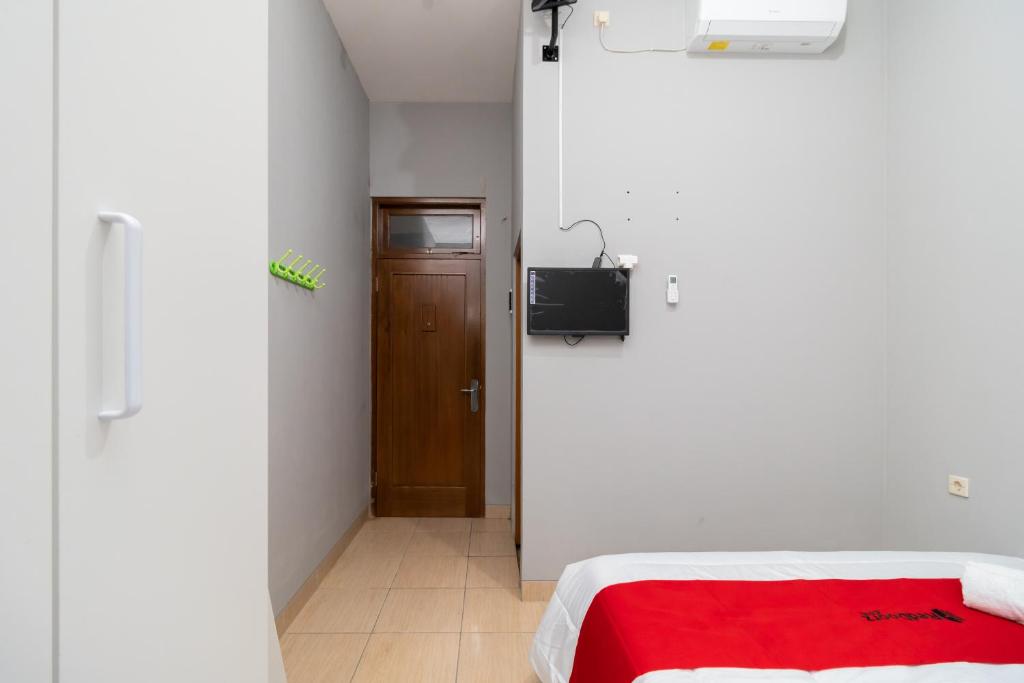 Postel nebo postele na pokoji v ubytování RedDoorz near RS Sari Asih Cipondoh