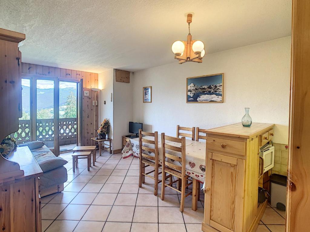 een keuken en eetkamer met een tafel en stoelen bij Appartement Combloux, 3 pièces, 6 personnes - FR-1-560-5 in Combloux