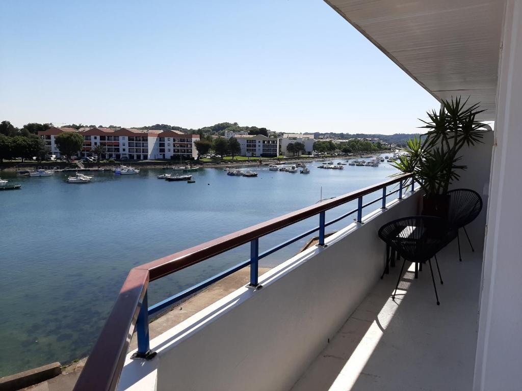 balcón con 2 sillas y vistas al río en Appartement Ciboure, 4 pièces, 6 personnes - FR-1-239-554, en Ciboure