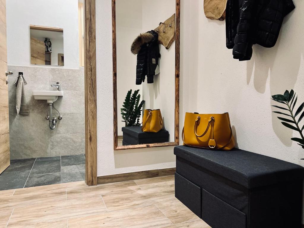 een badkamer met een wastafel en een spiegel bij AmStein in Kaltenbach