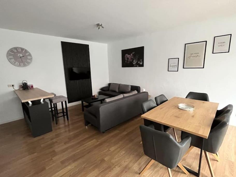 sala de estar con sofá y mesa en EICstay - Ferienhaus für Monteure und Familie, en Worbis