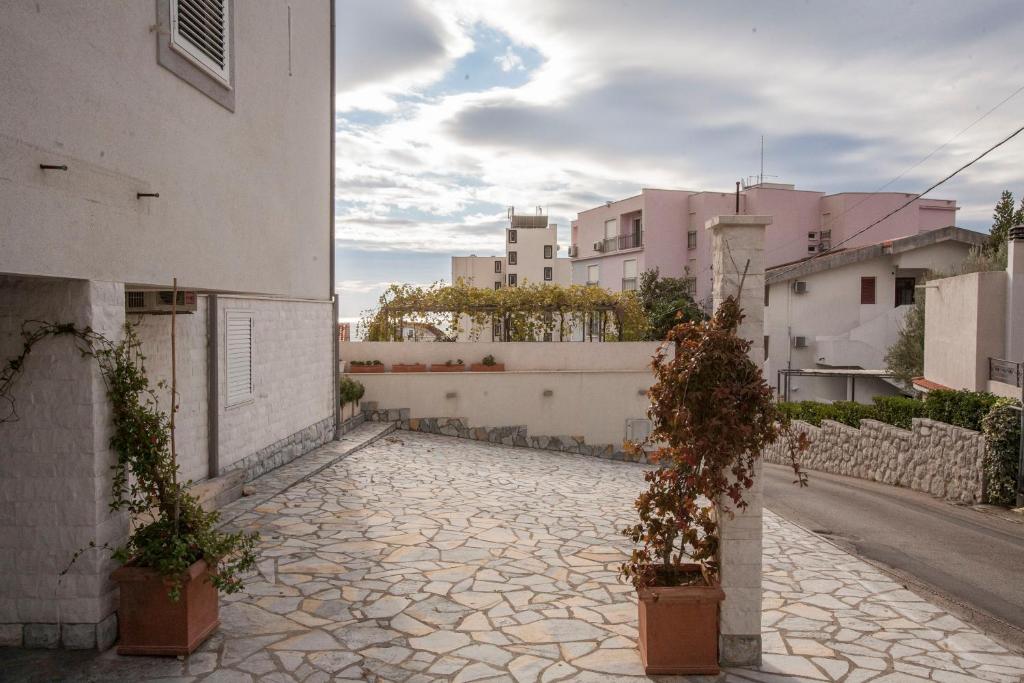 Apartment-Hotel Vila Petrovic-Becici - One-Bedroom Apartment With Terrace
