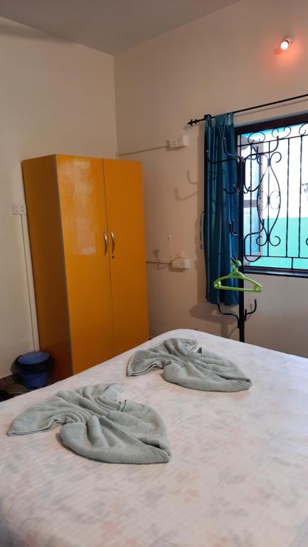 Postel nebo postele na pokoji v ubytování Tropical Wave Hostel Morjim Goa