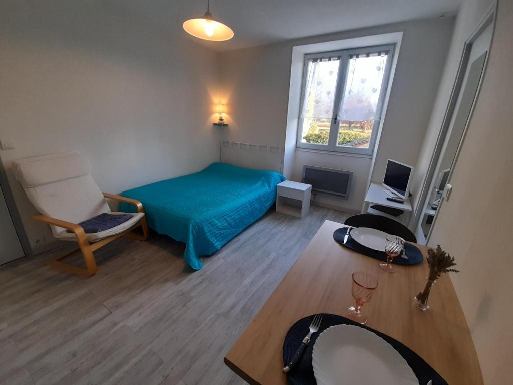 une petite pièce avec un lit et une table dans l'établissement Studio cosy avec Wi-Fi à 50m du centre, proche des Thermes - La Roche-Posay - FR-1-541-56, à La Roche-Posay