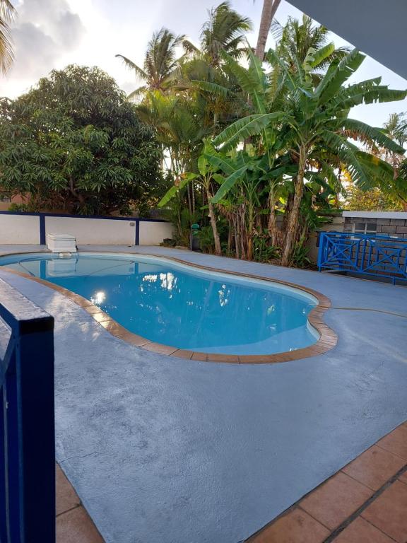 ein Schwimmbad in der Mitte eines Resorts in der Unterkunft hamdan retreat villa in Grand Baie