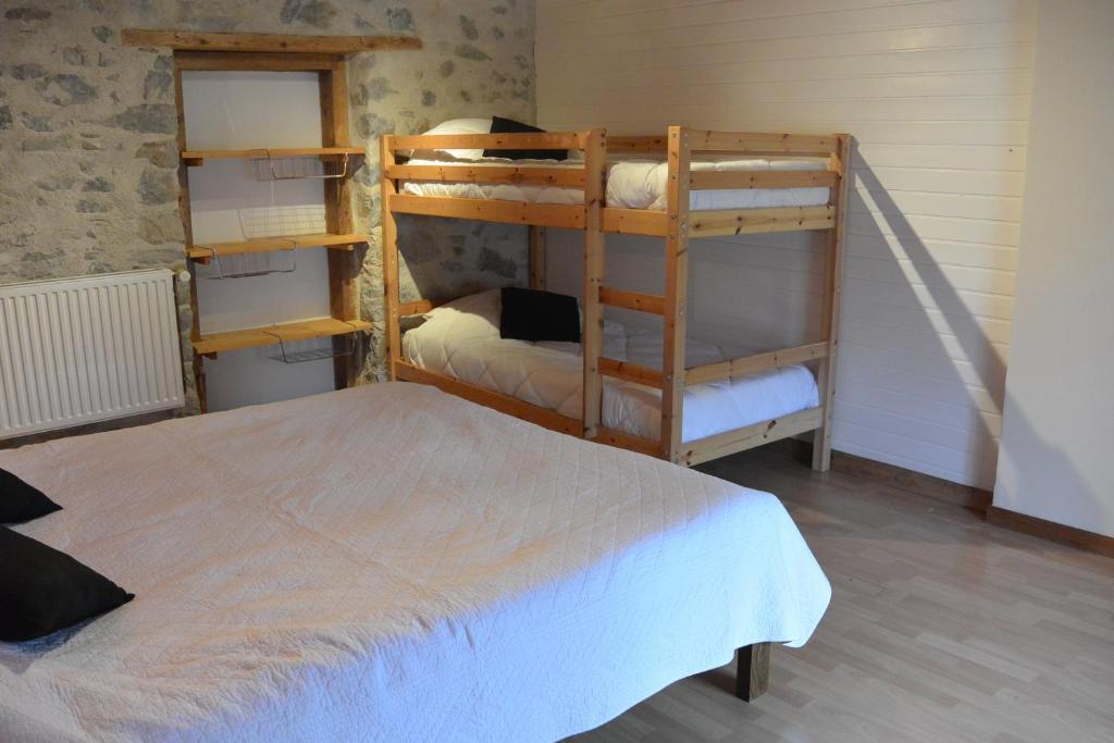 sypialnia z 2 łóżkami piętrowymi i łóżkiem w obiekcie Gîtes Tré Le Grenier w mieście Les Moussières
