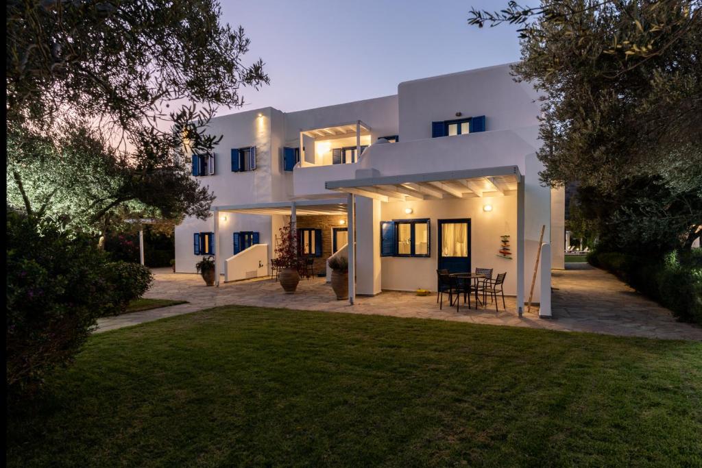 a white house with a lawn in front of it at Alasthas in Gavrio