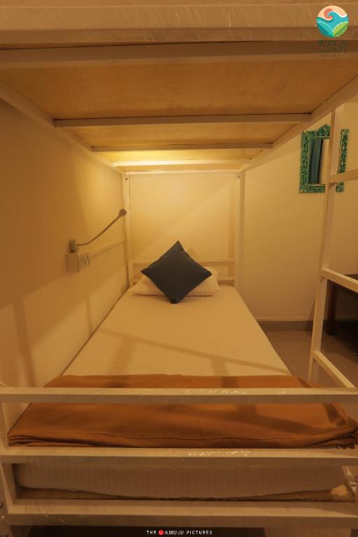 Postel nebo postele na pokoji v ubytování Tropical Wave Hostel Morjim Goa