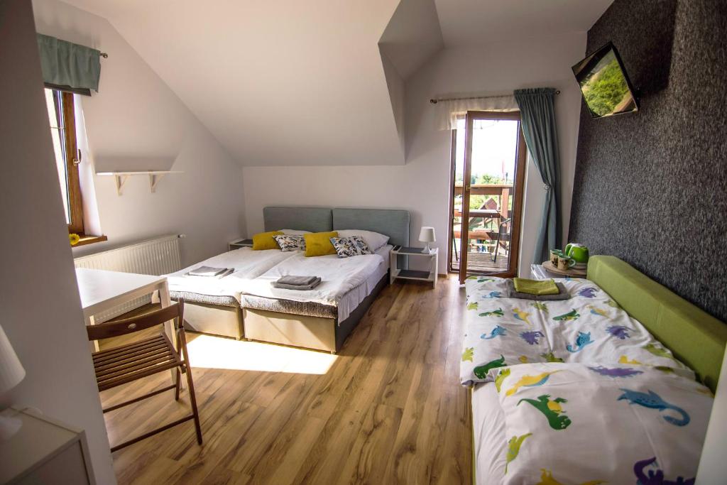 ein kleines Schlafzimmer mit 2 Betten und einem Fenster in der Unterkunft Apikraina in Dziwiszów