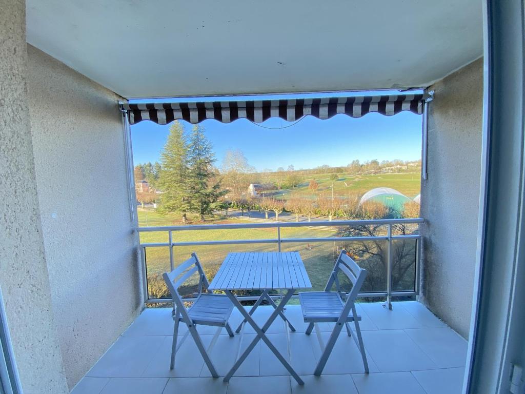 una mesa y sillas en un balcón con vistas en Appartement La Roche-Posay, 2 pièces, 3 personnes - FR-1-541-24, en La Roche-Posay