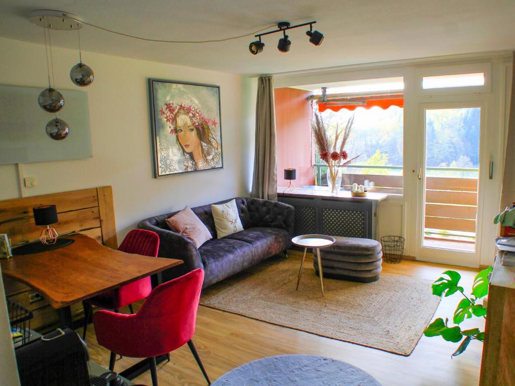 salon z kanapą i stołem w obiekcie Entspannung pur mit DaheimGefühl w mieście Baiersbronn
