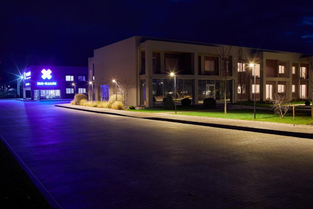 an empty street in front of a building at night at Спа-готель ПОЛО-МЕДЛАЙФ in Kremenchuk