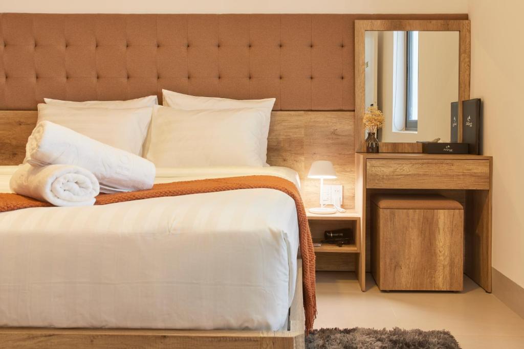 - une chambre d'hôtel avec un lit et un miroir dans l'établissement California Hotel, à Đà Lạt