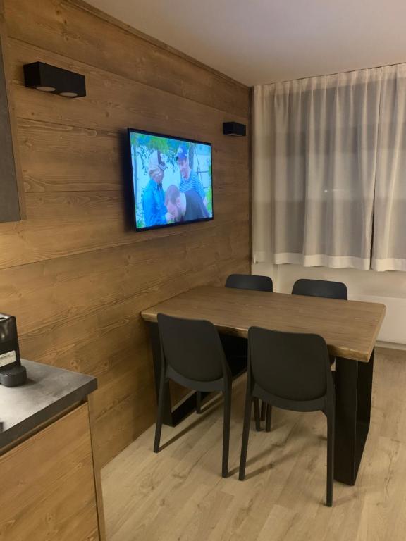 Televízia a/alebo spoločenská miestnosť v ubytovaní Des Alpes C Flat 11