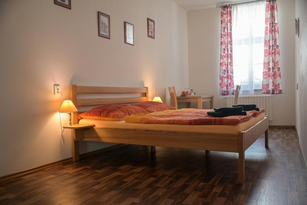 トレボンにあるPenzion a wellness U Třeboňské madonyの窓付きの部屋にベッド付きのベッドルーム1室があります。