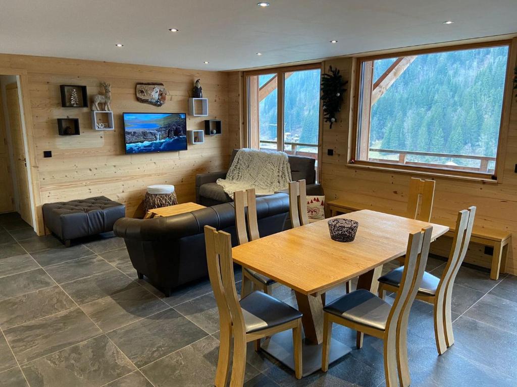 Televízia a/alebo spoločenská miestnosť v ubytovaní Appartement Bois Colombes Châtel Réservation
