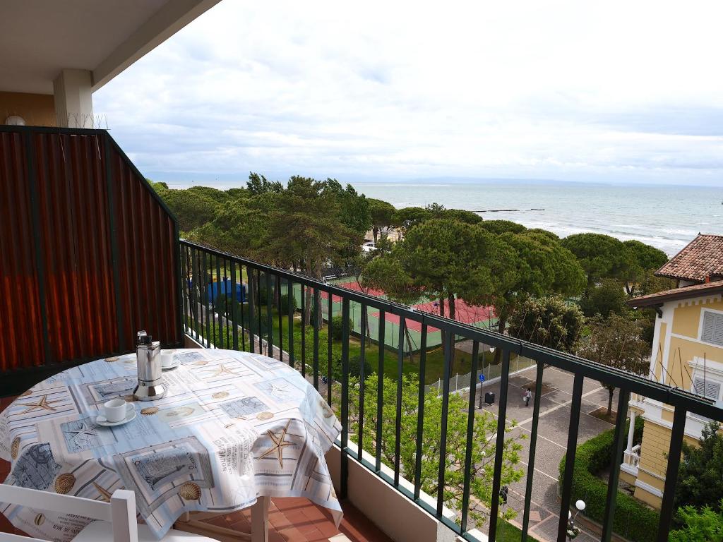 a balcony with a table and a view of the ocean at Nido della Poiana - Attico PANORAMICO in Grado