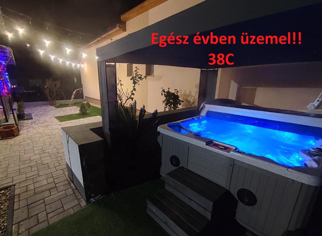 una bañera de hidromasaje en una casa con un acuario iluminado en Emmabella Apartmanok Eger, en Eger