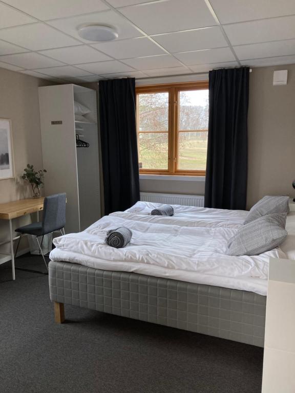 een groot bed in een kamer met een raam bij Morlanda B&B in Ellös