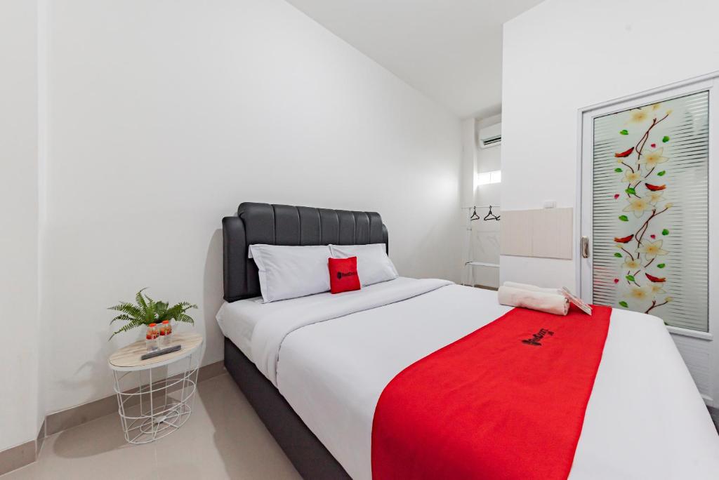 Ένα ή περισσότερα κρεβάτια σε δωμάτιο στο RedDoorz @ Suryakencana Bogor