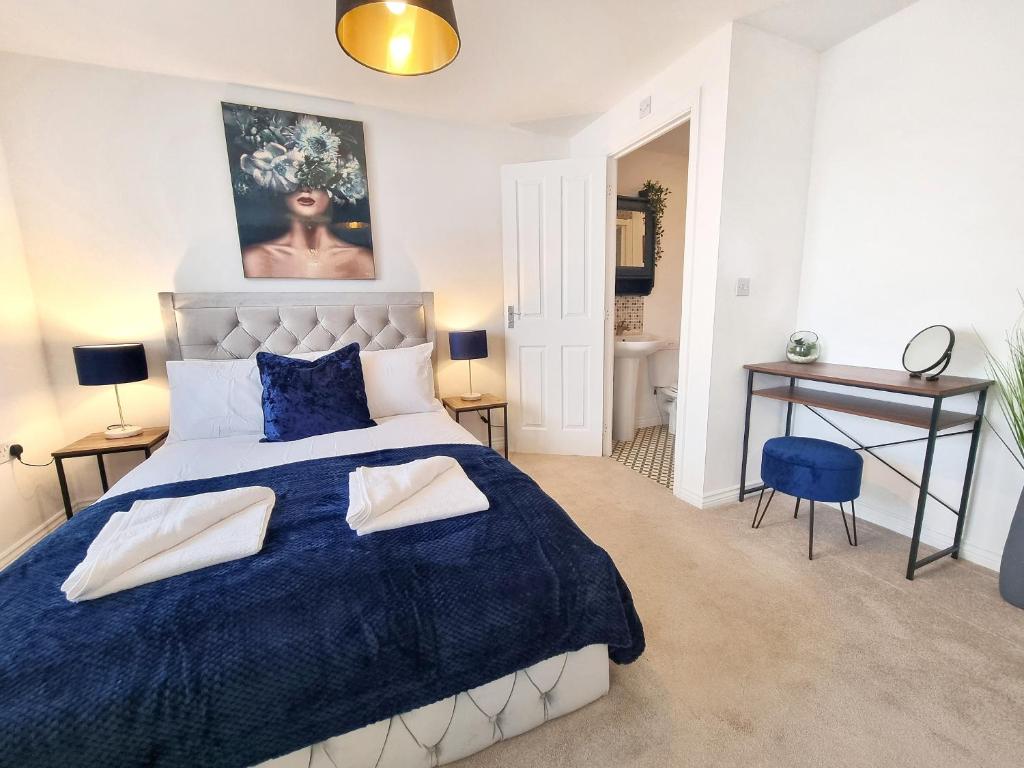 sypialnia z dużym łóżkiem i niebieskim kocem w obiekcie Modern & Spacious 3 bedrooms and 2 bathrooms Home, Free Parking! w Cambridge