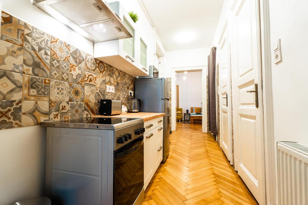 Kuchyňa alebo kuchynka v ubytovaní Palace Quarter Suite