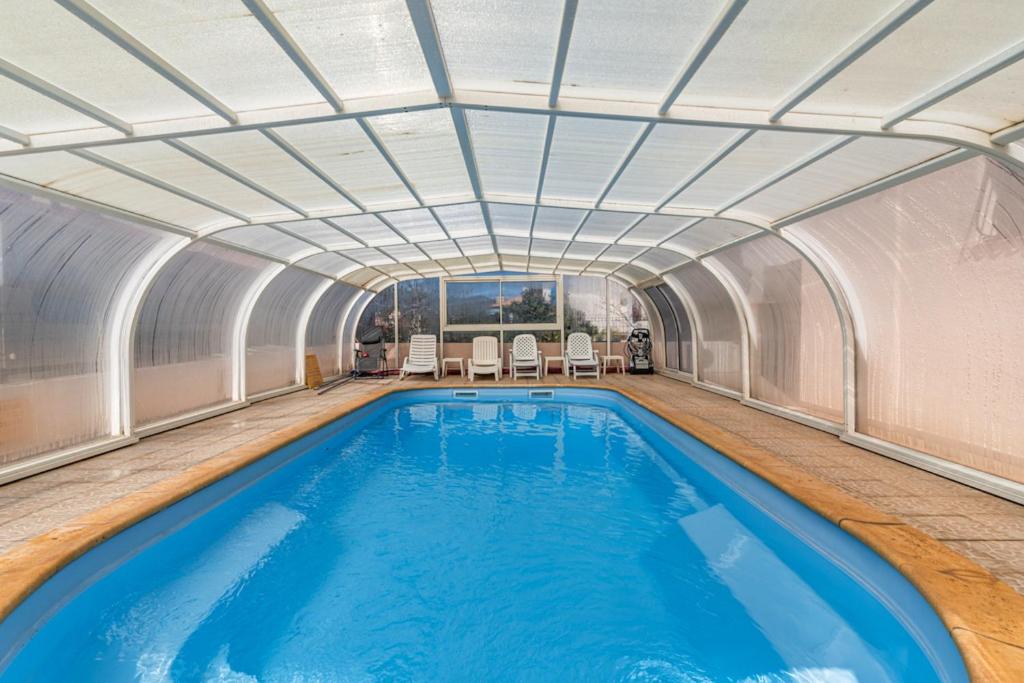 uma piscina interior com tecto em Appartement de 2 chambres a Banyuls sur Mer a 700 m de la plage avec vue sur la ville piscine partagee et jardin clos em Banyuls-sur-Mer