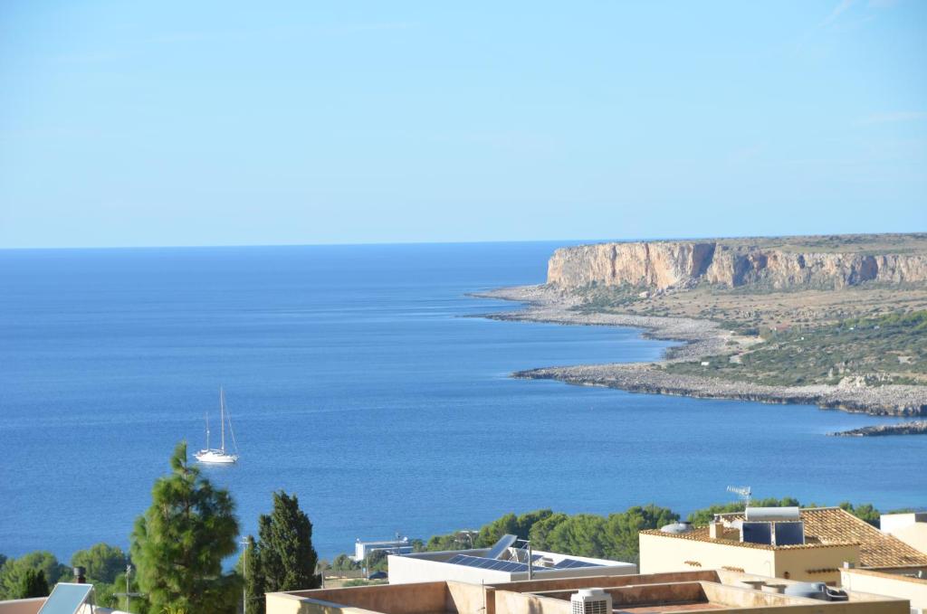 a boat in the water next to some buildings at Appartamenti da Clarissa in Macari