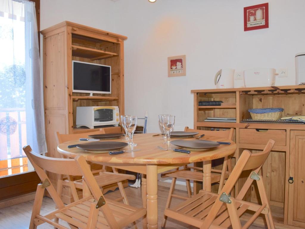 Appartement Bernex, 2 pièces, 4 personnes - FR-1-498-34 في بيرنيكس: غرفة طعام مع طاولة وكراسي خشبية