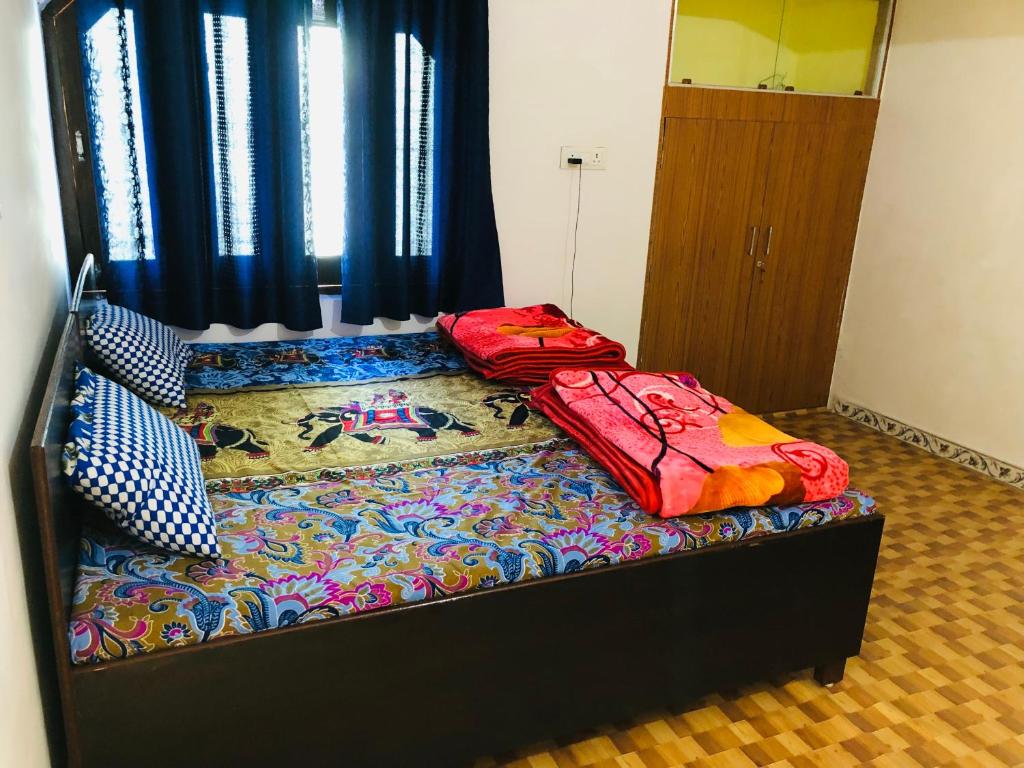 1 cama con 2 almohadas en una habitación en Blue Heaven Home Stay, en Khajurāho