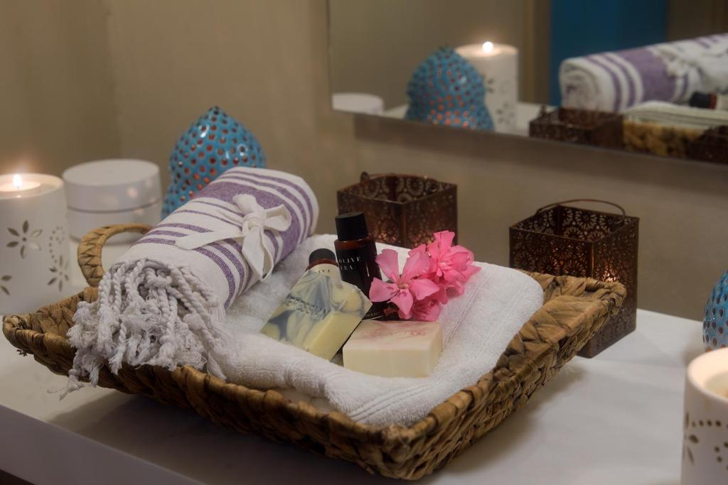 kosz ręczników i kosmetyków na stole w obiekcie Eressian Hotel & Hammam Spa w mieście Eresos