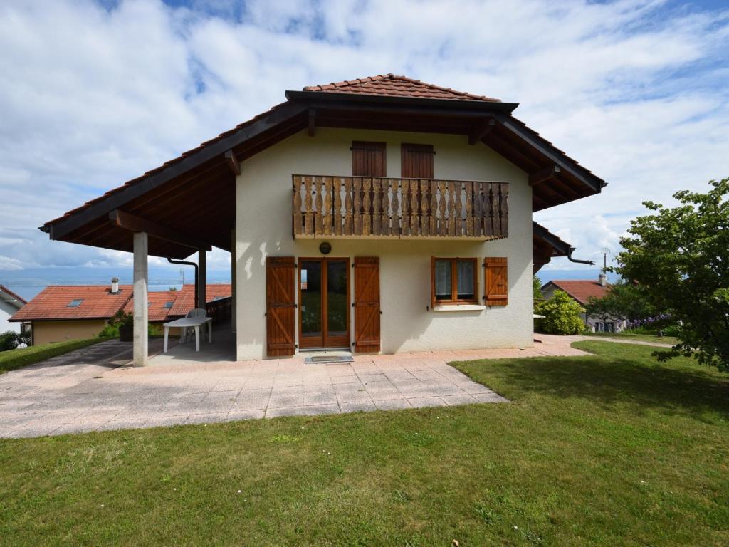 a small house with a porch and a balcony at Villa Publier, 5 pièces, 8 personnes - FR-1-498-24 in Publier