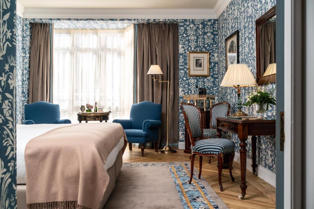 سرير أو أسرّة في غرفة في Relais & Châteaux Hotel Orfila