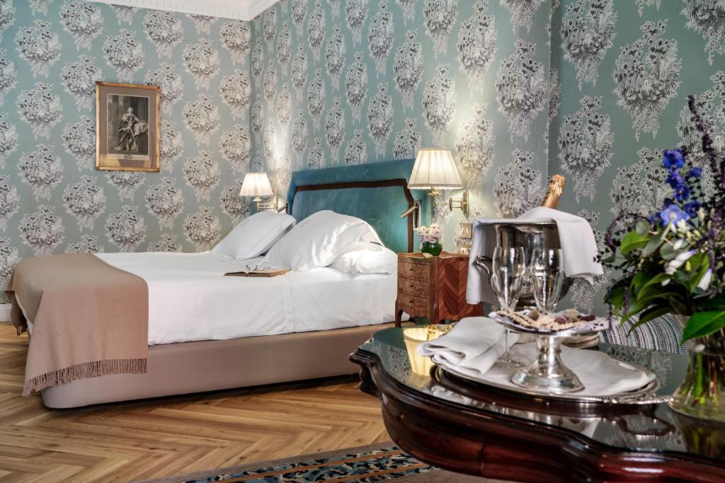 سرير أو أسرّة في غرفة في Relais & Châteaux Hotel Orfila