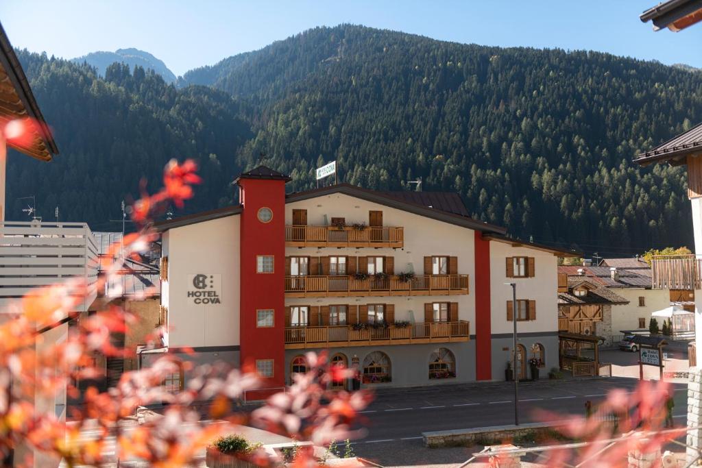 Nespecifikovaný výhled na hory nebo výhled na hory při pohledu z hotelu