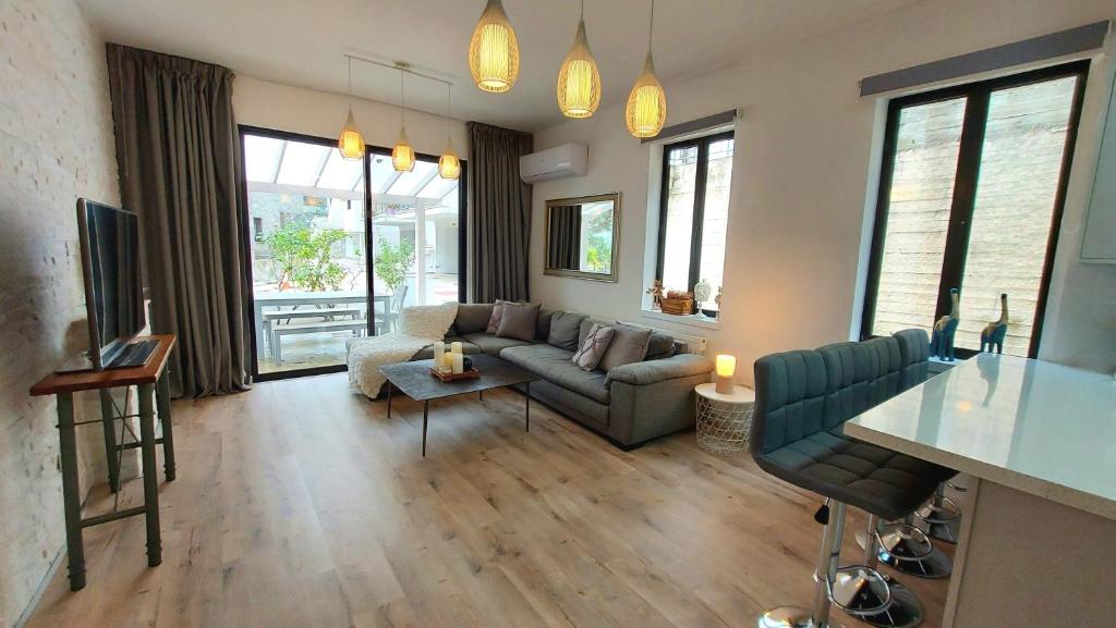 ein Wohnzimmer mit einem Sofa und einem Tisch in der Unterkunft Phaedrus Living: Luxury Maisonette Platres in Platres