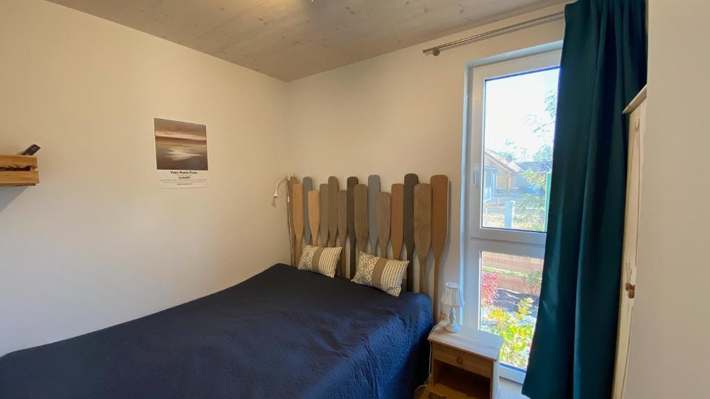 Postel nebo postele na pokoji v ubytování Tiny House mit Sauna am See