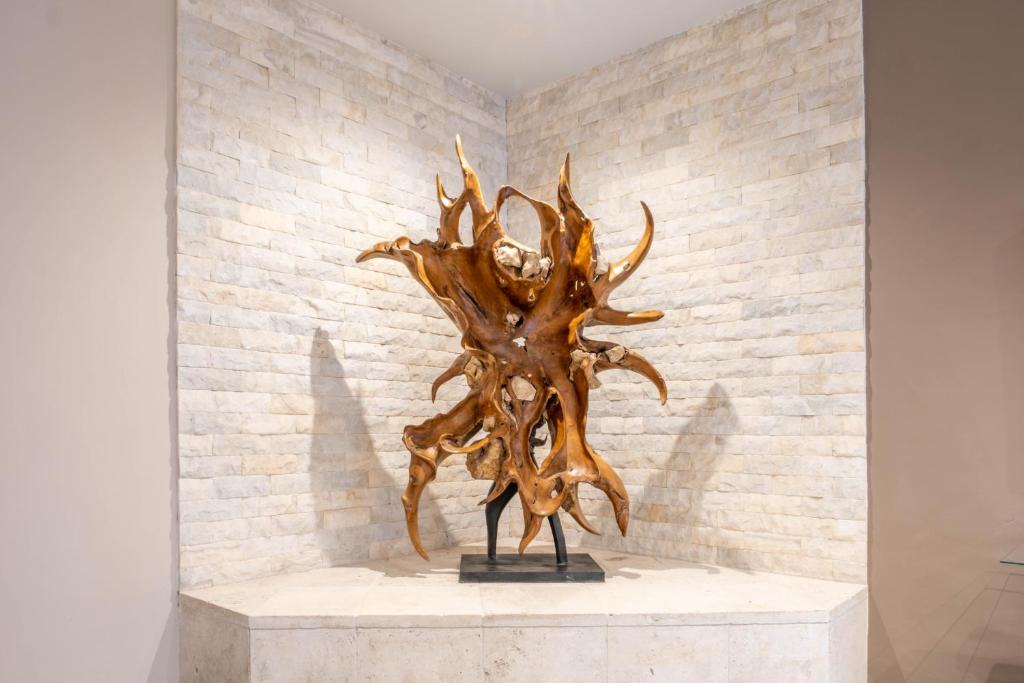 a bronze tree sculpture on display in a wall at Cádiz Bahía by QHotels in Cádiz