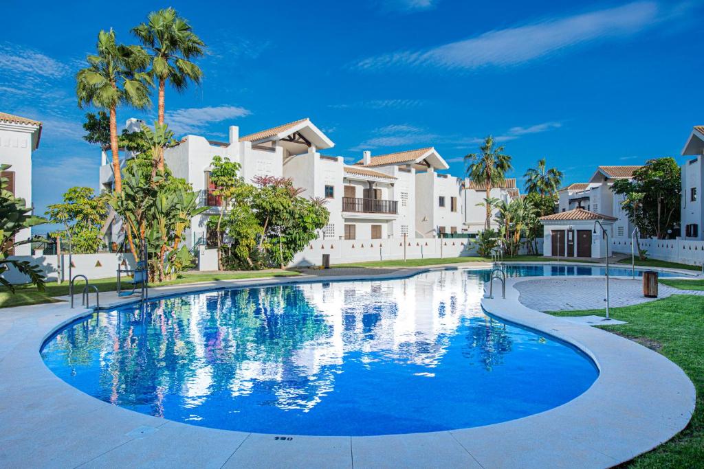 duży basen przed niektóre domy w obiekcie Alcaidesa Golf and Beach 2356 w mieście La Alcaidesa