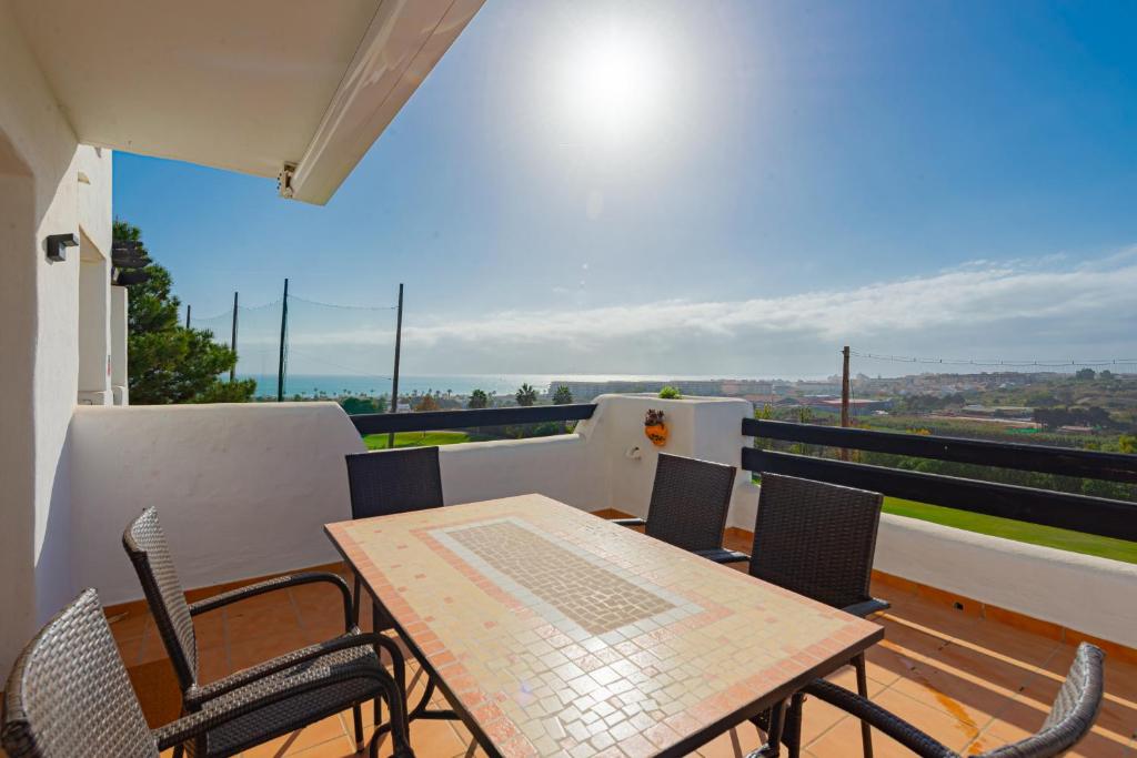Balkon lub taras w obiekcie Lotus 2401 - Beautiful apartment with pool & sea view