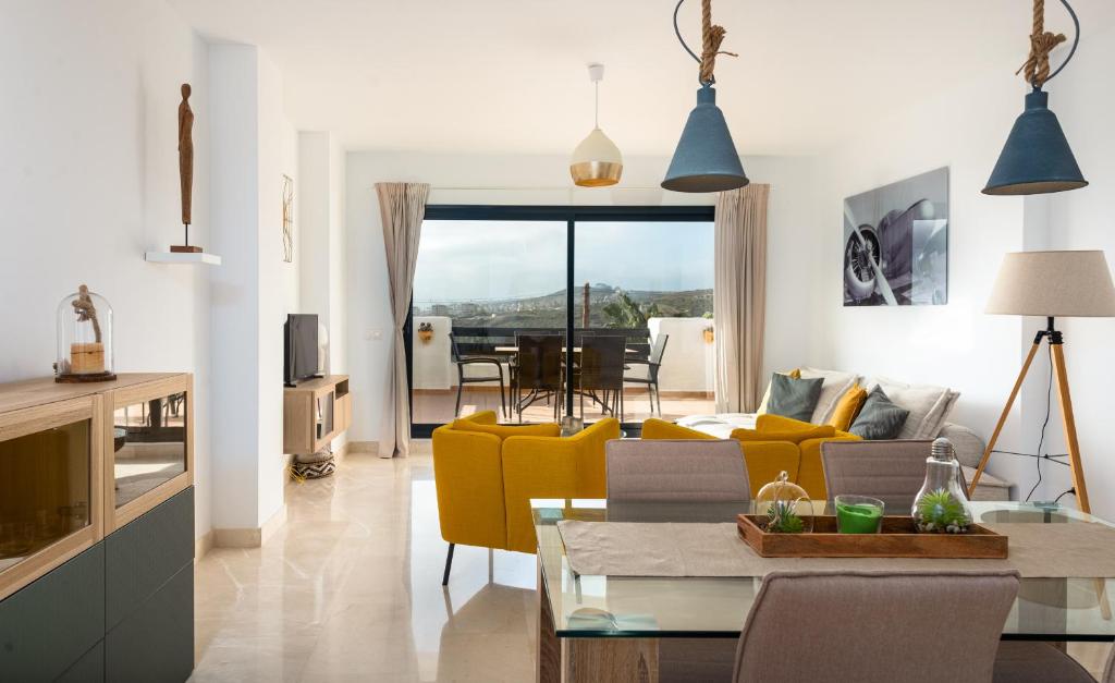 Część wypoczynkowa w obiekcie Lotus 2401 - Beautiful apartment with pool & sea view