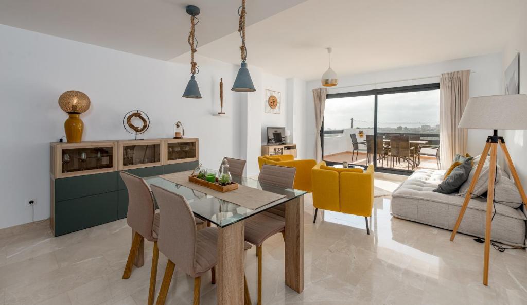 Kuchnia lub aneks kuchenny w obiekcie Lotus 2401 - Beautiful apartment with pool & sea view