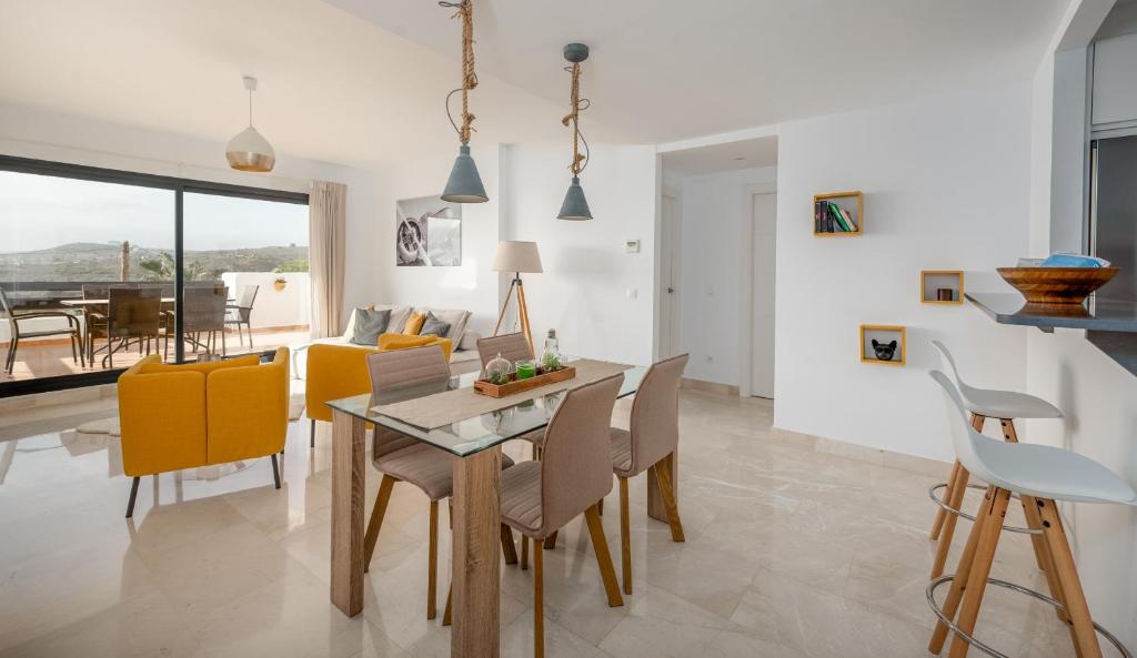 Część wypoczynkowa w obiekcie Lotus 2401 - Beautiful apartment with pool & sea view