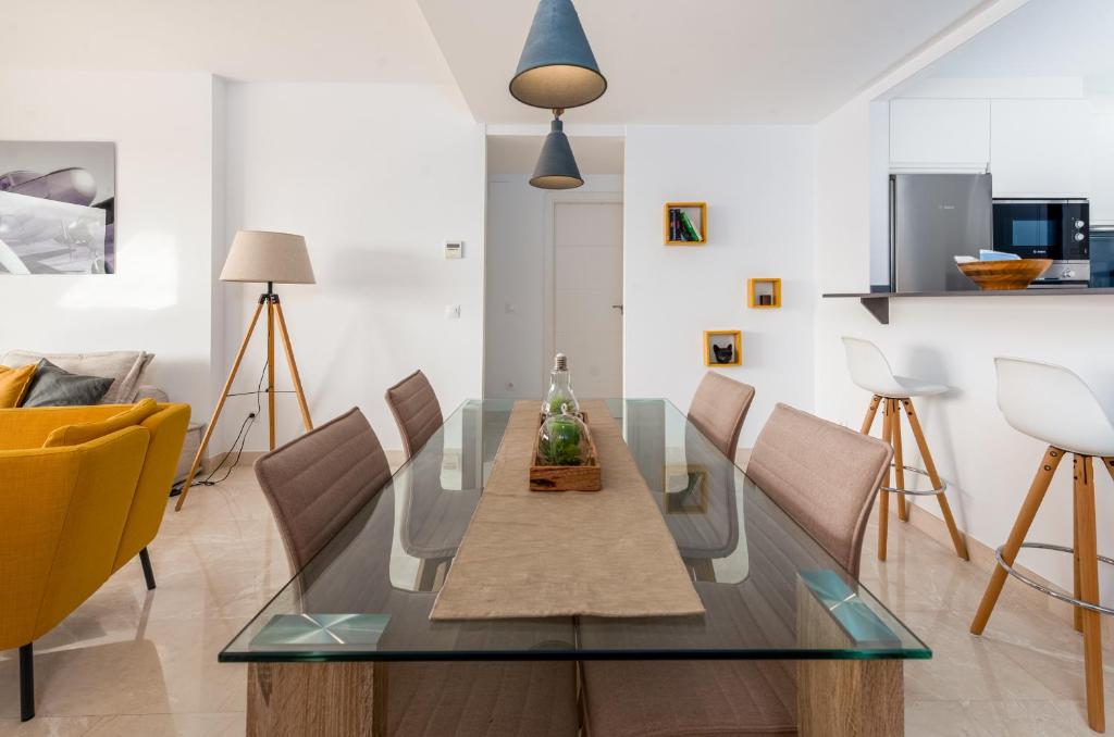 Część wypoczynkowa w obiekcie Lotus 2401 - Beautiful apartment with pool & sea view