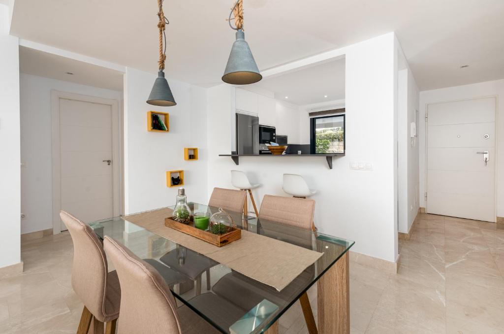 Kuchnia lub aneks kuchenny w obiekcie Lotus 2401 - Beautiful apartment with pool & sea view