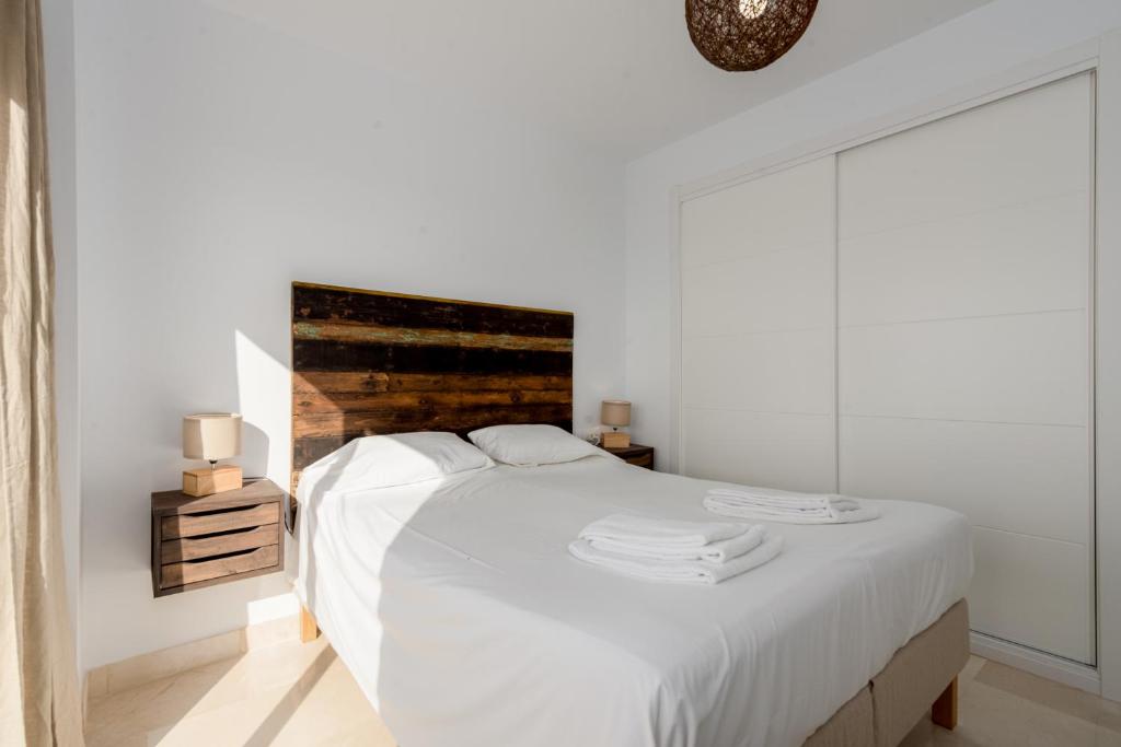 Łóżko lub łóżka w pokoju w obiekcie Lotus 2401 - Beautiful apartment with pool & sea view