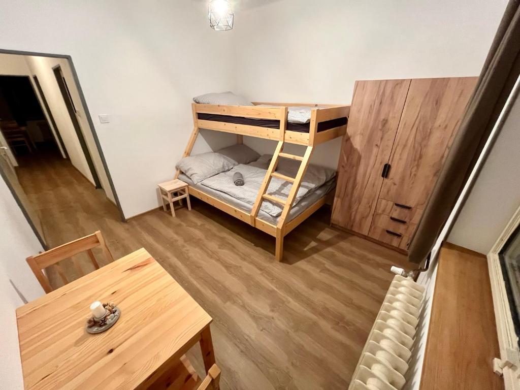 Postel nebo postele na pokoji v ubytování O Tom Nevim