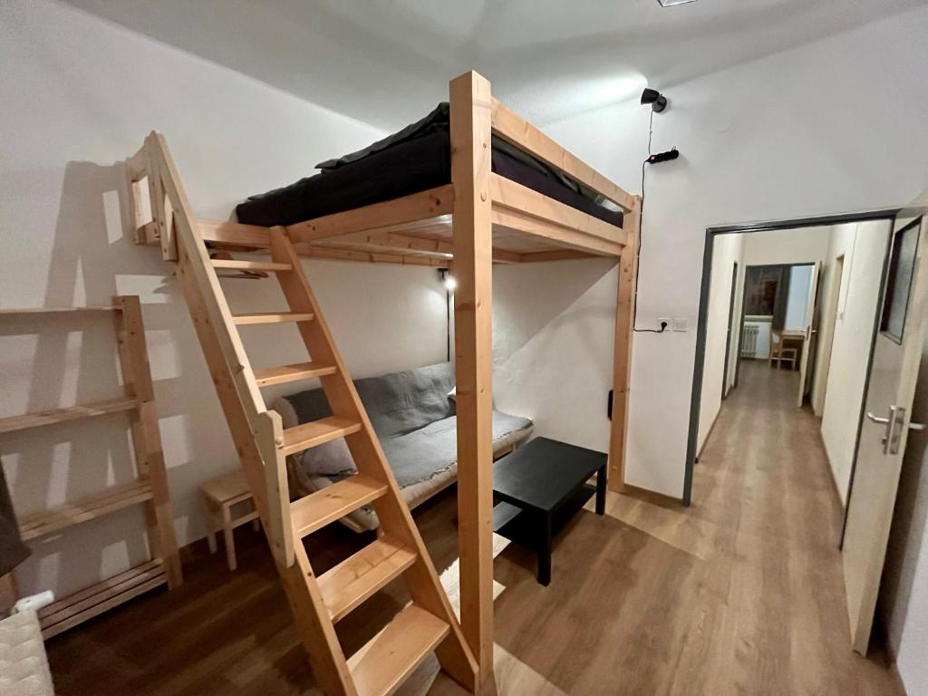 Zimmer mit 2 Etagenbetten und Flur in der Unterkunft O Tom Nevim in Sušice