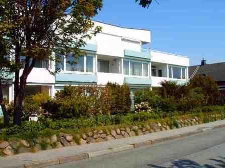 ein Gebäude an der Straßenseite in der Unterkunft Haus Deckerstraße-Goebel in Westerland