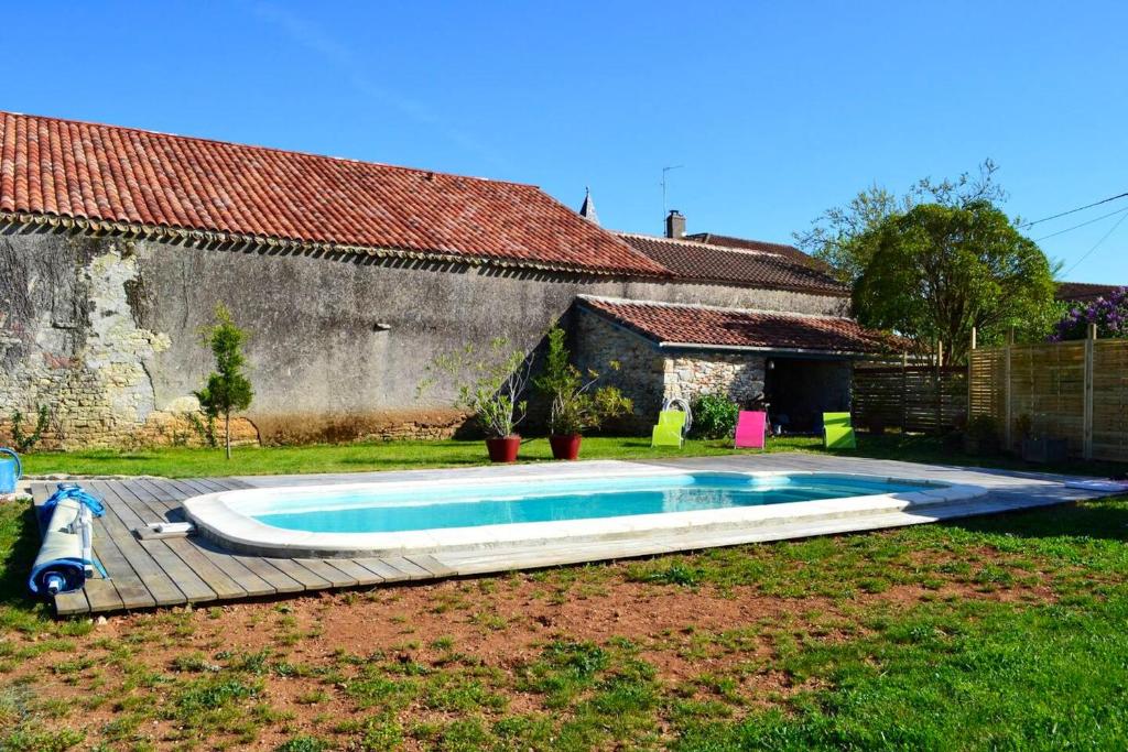 una piscina en el patio de una casa en Villa de 4 chambres avec piscine privee et jardin amenage a Saint Vincent Rive d'Olt, en Saint-Vincent-Rive-dʼOlt